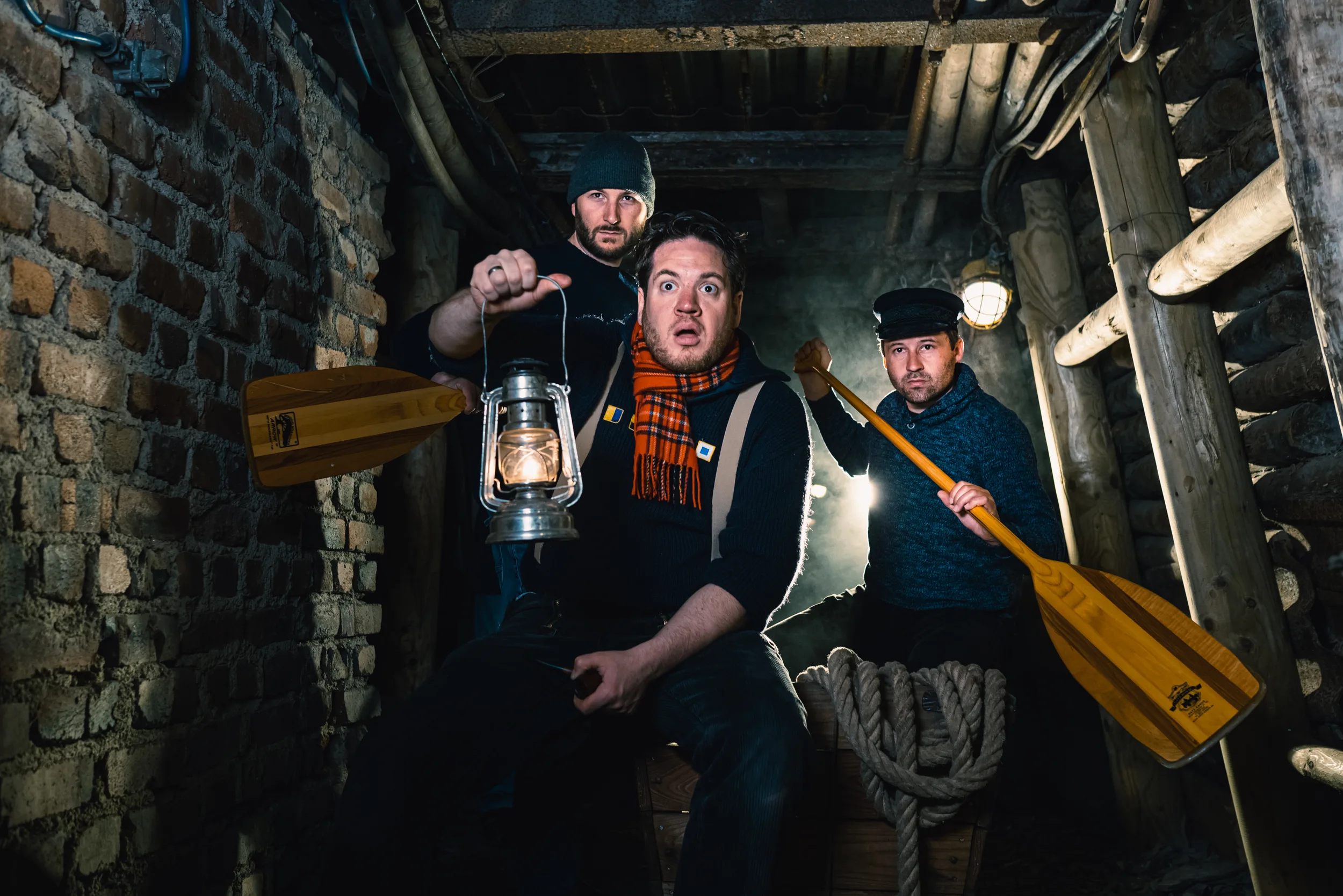 Birlinn mit Paddeln und Laterne in einem Bergwerksstollen